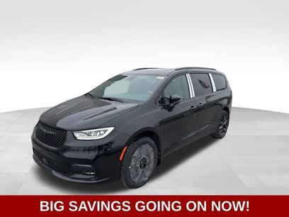 New 2026 Chrysler Pacifica Limited w/ S Appearance Package