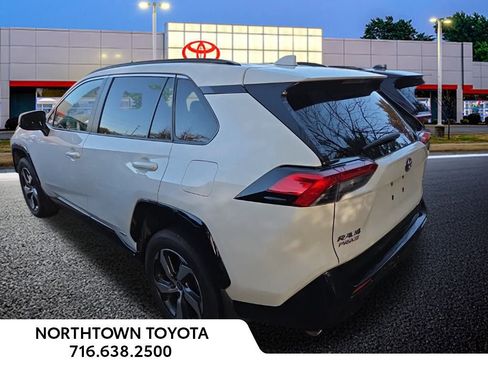 Used 2022 Toyota RAV4 SE image 8