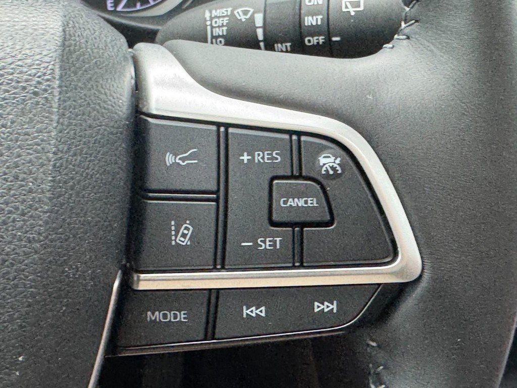 Used 2023 Toyota Highlander XLE FWD image 28