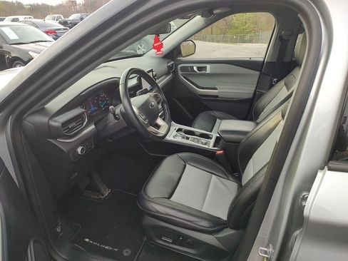 Used 2022 Ford Explorer XLT w/ Equipment Group 202A image 3