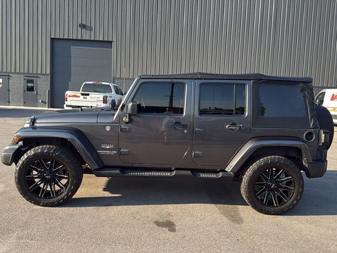 Used 2014 Jeep Wrangler Unlimited Sahara w/ Connectivity Group AWD/4WD image 6