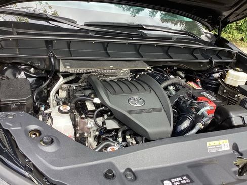 Used 2023 Toyota Highlander XLE AWD/4WD image 11
