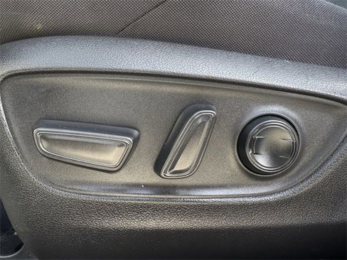 Used 2022 Toyota Venza LE image 26