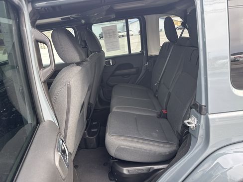 Used 2025 Jeep Wrangler Sahara image 19