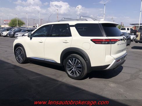 Used 2022 Nissan Pathfinder Platinum w/ Cargo Package FWD image 5