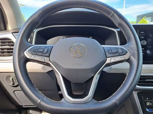 Used 2025 Volkswagen Taos SE AWD/4WD image 10