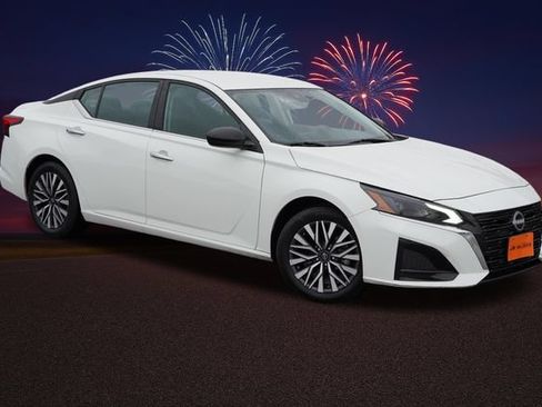 Used 2025 Nissan Altima 2.5 SV FWD image 2