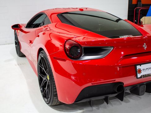 Used 2018 Ferrari 488 GTB RWD image 8