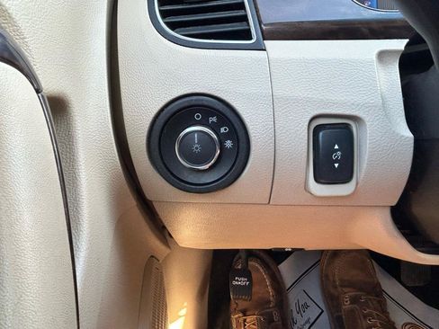Used 2013 Ford Taurus Limited FWD image 24