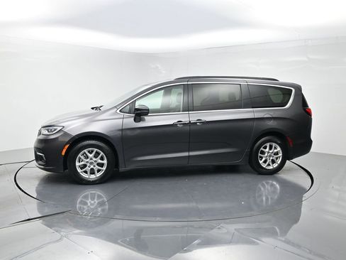 Used 2022 Chrysler Pacifica Touring-L FWD image 3