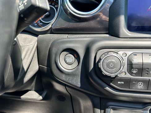 Used 2020 Jeep Wrangler Unlimited Sahara AWD/4WD image 28