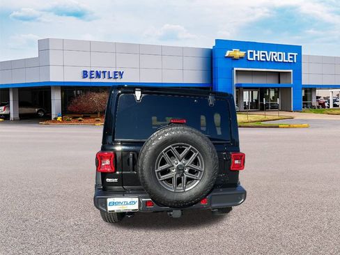 Used 2025 Jeep Wrangler Sport S image 4