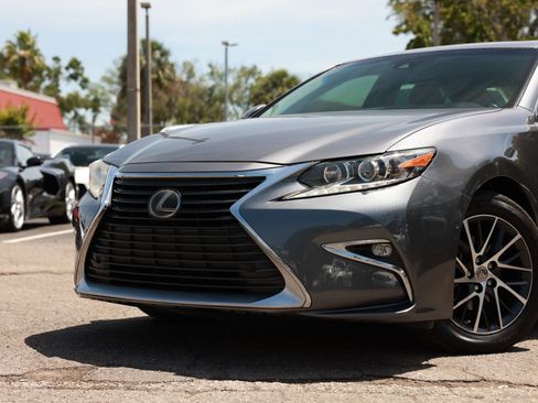 Used 2016 Lexus ES 350 w/ Luxury Package w/Wood Trim FWD image 29
