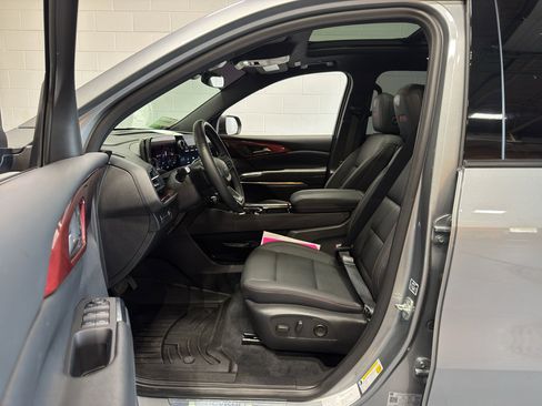 Used 2025 Chevrolet Traverse Z71 AWD/4WD image 18