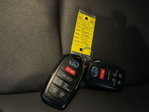 Used 2024 Toyota Sienna XSE w/ XSE Plus Package image 32