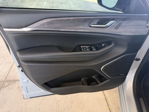 Used 2023 Jeep Grand Cherokee Overland w/ Adv Protech Group III image 16