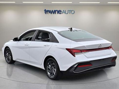 Used 2024 Hyundai Elantra SEL FWD image 3