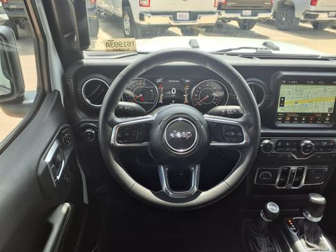 Used 2023 Jeep Gladiator Overland w/ Popular Equipment Package AWD/4WD image 16
