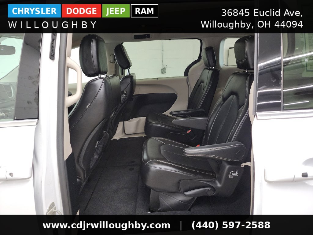 Used 2024 Chrysler Pacifica Touring-L FWD image 26