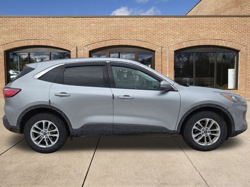 Used 2021 Ford Escape SE image 2