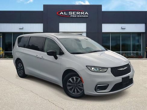 Used 2024 Chrysler Pacifica Limited FWD image 1