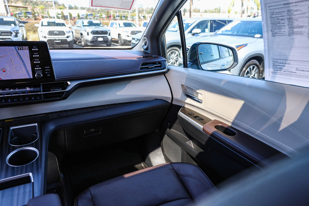 Certified 2024 Toyota Sienna Platinum FWD image 5
