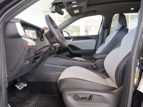New 2026 Volkswagen Tiguan SE R-Line FWD image 8