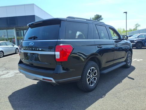 Used 2024 Ford Expedition XLT image 3