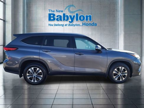 Used 2023 Toyota Highlander XLE image 5