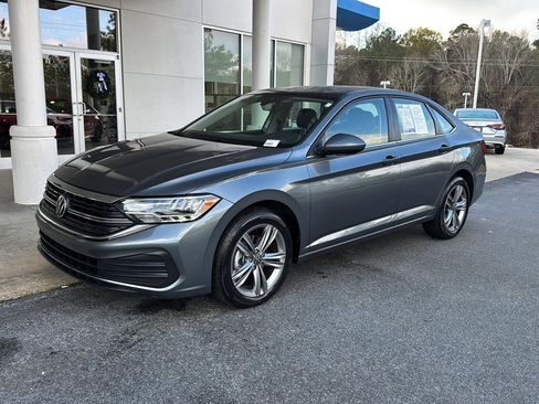 Used 2024 Volkswagen Jetta SE image 2