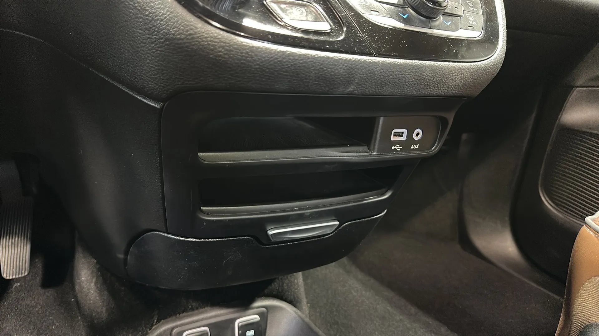 Used 2017 Chrysler Pacifica Limited w/ Tire & Wheel Group FWD image 28