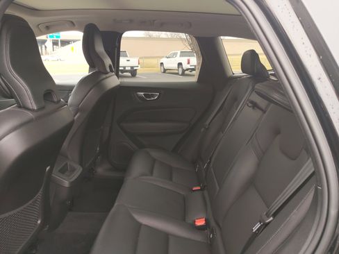 Used 2022 Volvo XC60 B5 Momentum w/ Protection Package Premier image 23