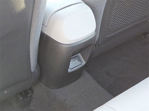 New 2025 Hyundai Elantra Limited image 16