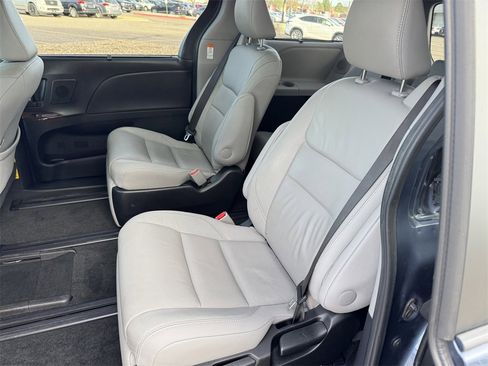 Used 2015 Toyota Sienna Limited image 26