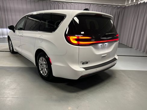 Used 2024 Chrysler Pacifica Touring-L image 5