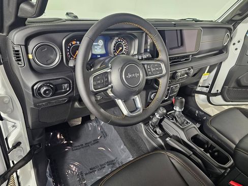 Used 2025 Jeep Wrangler Unlimited Sahara AWD/4WD image 7