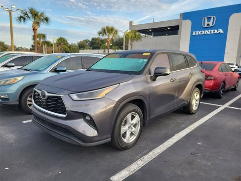 Used 2021 Toyota Highlander LE image 3