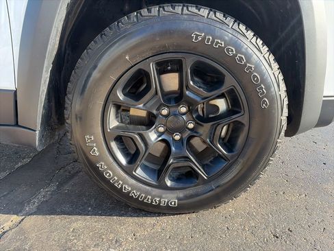 Used 2022 Jeep Cherokee Latitude AWD/4WD image 6