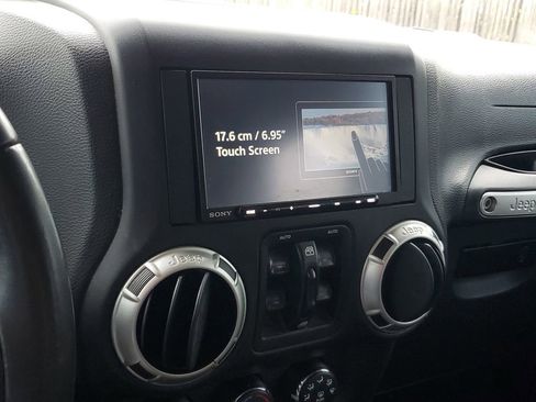 Used 2016 Jeep Wrangler Unlimited Sahara AWD/4WD image 18