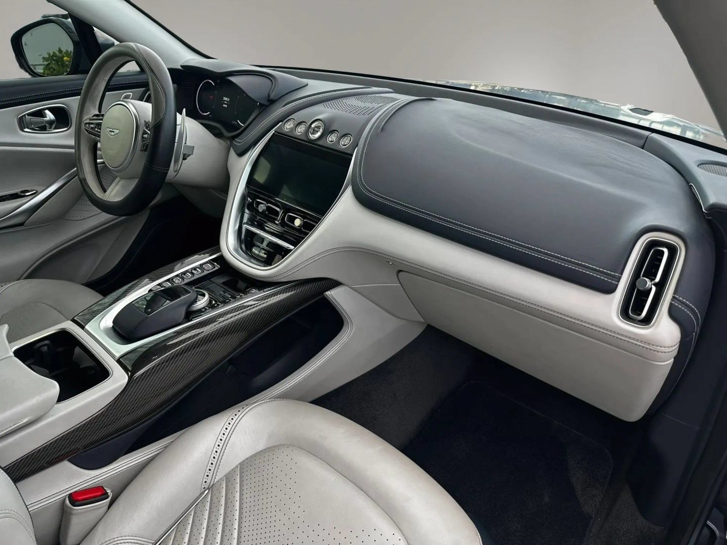 Used 2021 Aston Martin DBX AWD/4WD image 14