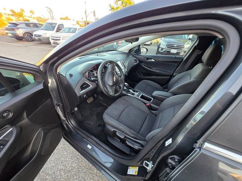 Used 2017 Chevrolet Cruze LT FWD image 21