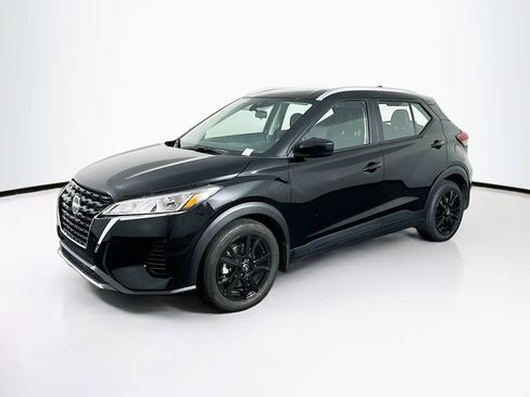 Used 2023 Nissan Kicks SV image 3