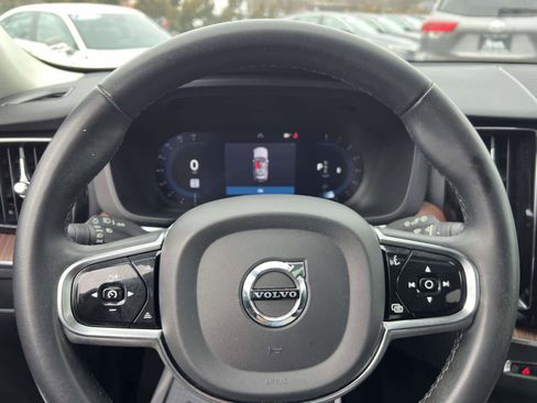 Used 2023 Volvo XC60 B5 Plus image 23