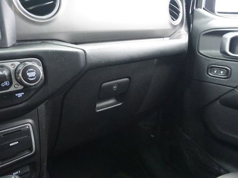 Certified 2018 Jeep Wrangler Unlimited Sahara image 35