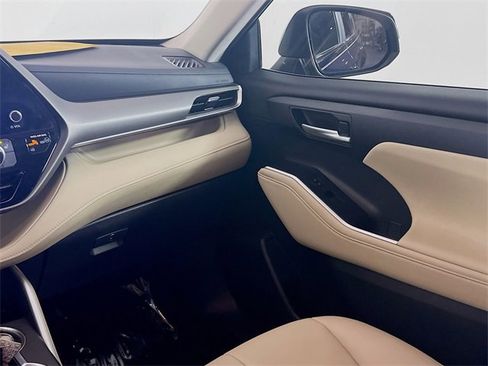 Used 2023 Toyota Highlander XLE image 24