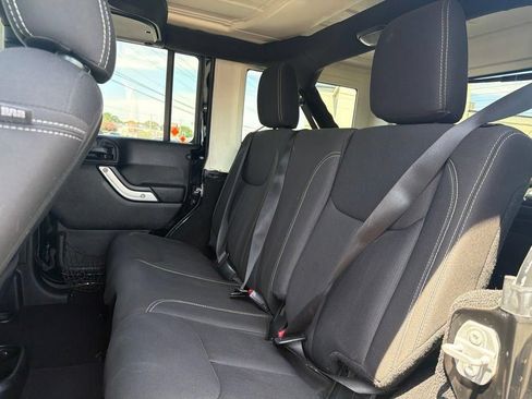 Used 2017 Jeep Wrangler Unlimited Sahara AWD/4WD image 17
