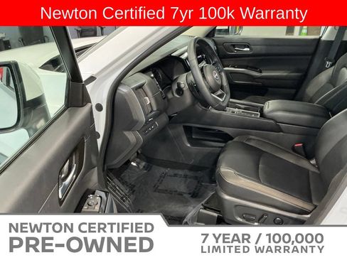 Used 2025 Nissan Pathfinder SL FWD image 7