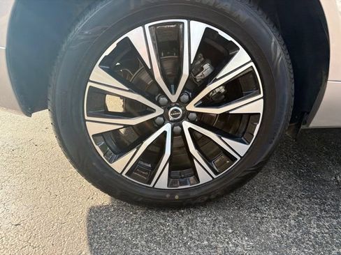 Used 2025 Volvo XC60 B5 Plus AWD/4WD image 42