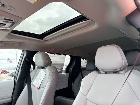 Certified 2026 Toyota Sienna XLE image 16