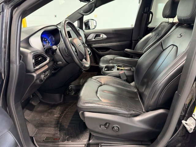 Used 2018 Chrysler Pacifica Touring-L w/ Premium Audio Group FWD image 10